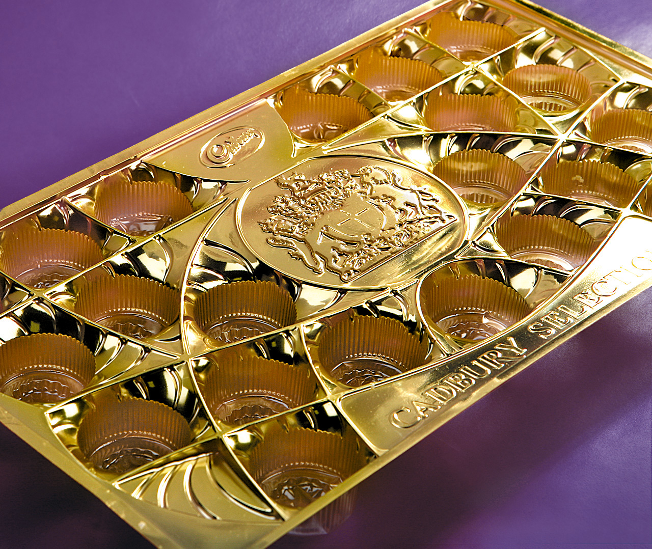Золотистый коррекс для шоколада Cadbury в дизайне от Soldis.
