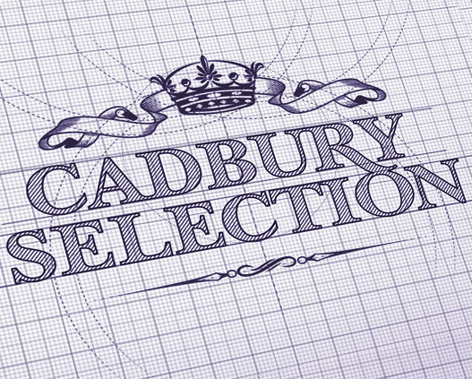 Нарисованный от руки текст CADBURY SELECTION заглавными буквами на миллиметровой бумаге с богато украшенной иллюстрацией короны и ленты выше, с использованием штриха в дизайне от Soldis.