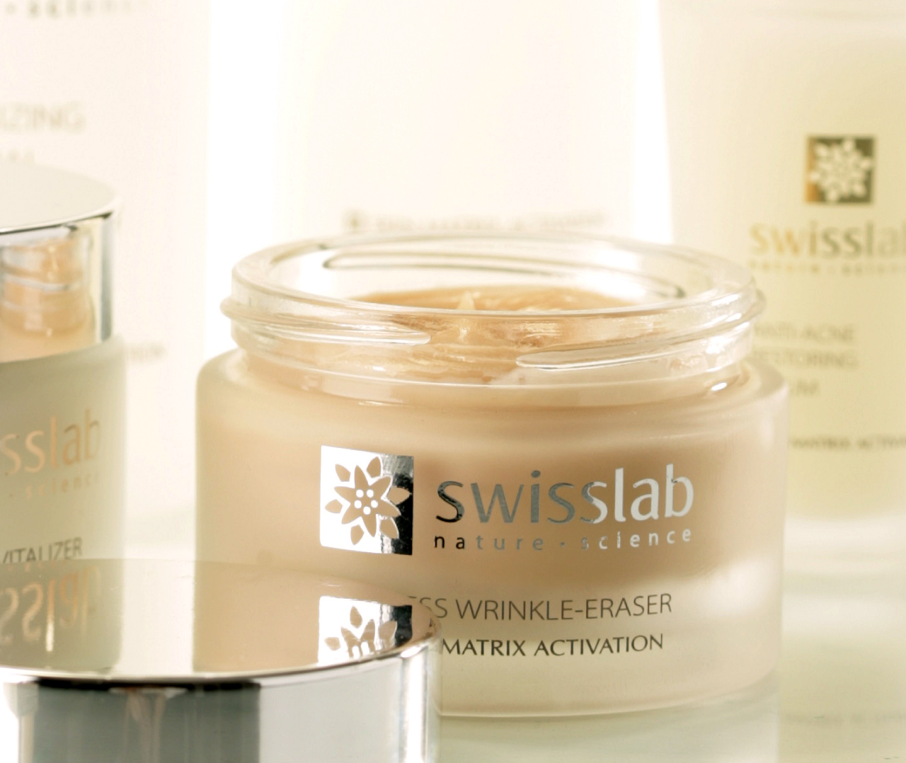 Крупный план баночки со средством по уходу за кожей Swisslab с надписью Nature Science Wrinkle-Erase Matrix Activation в дизайне от Soldis